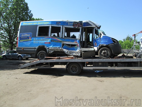 Транспортировка микроавтобуса после аварии