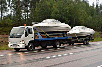 Мы перевозим яхты и катера с помощь прицепов по Москве